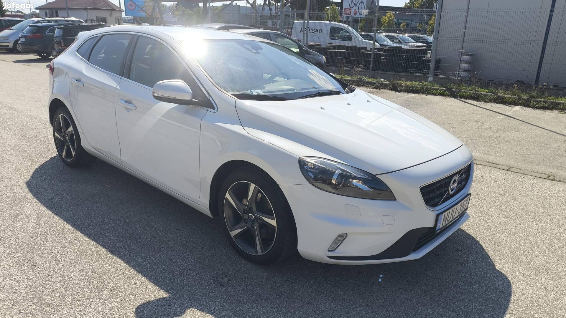 Volvo V40 2.0 [T3] R-Design Momentum ++R-Design...